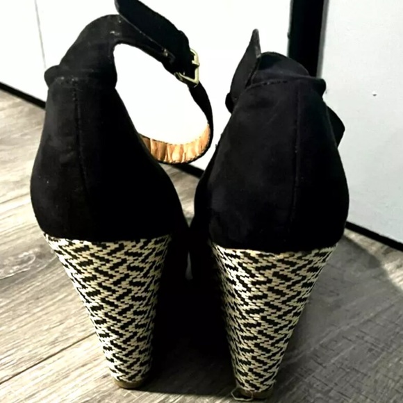 MOSSIMO VALLIE BLACK & WHITE PATTERNED WEDGE HEEL - OPEN TOE - ANKLE CLASP - 9.5 - Picture 6 of 9